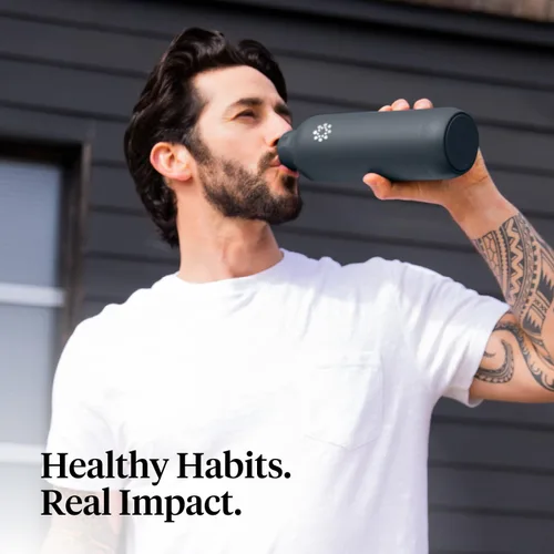 Vista 5 de Lifefactory Botella deportiva aislada al vacío de acero inoxidable con tapa de pajita, 24 onzas, carbono