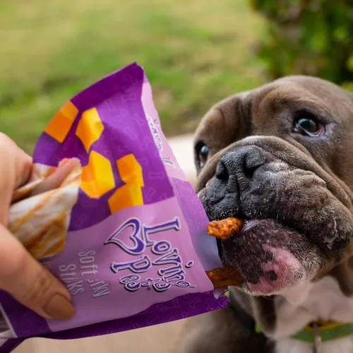 Vista 7 de Loving Pets - Golosinas para perros masticables suaves (forma de palo, receta de pollo y queso) hechas en EE.UU