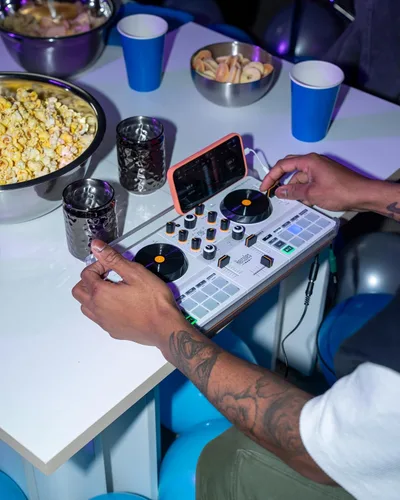 Vista 2 de Hercules DJControl Mix Ultra - Controlador de DJ móvil para teléfonos inteligentes (iOS/Android)