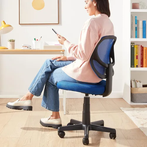 Vista 2 de Amazon Basics Silla de escritorio de la oficina de tareas de la computadora de atrás con ruedas giratorias - azul