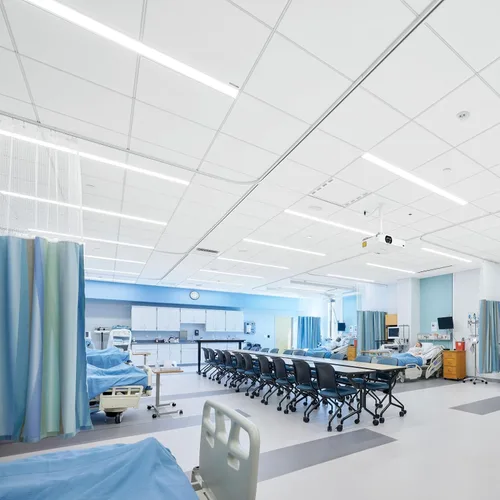 Vista 9 de Armstrong Azulejos de techo; Azulejos de techo 2x2 - 12 piezas blancas; Techos acústicos para rejilla suspendida; Ultima Lay-in & TEGULAR 1912