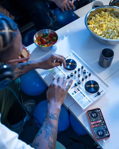 Vista 5 de Hercules DJControl Mix Ultra - Controlador de DJ móvil para teléfonos inteligentes (iOS/Android)