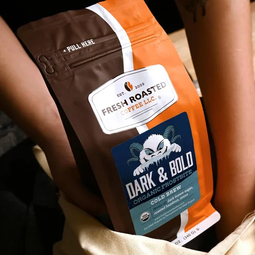 Vista 2 de Fresh Roasted Coffee, Organic Dark & Bold Frostbite Cold Brew USDA Organic, Kosher Tostado oscuro 12 oz molido grueso
