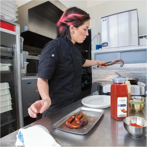 Vista 7 de McCormick Culinary Pimentón, 18 onzas – Un recipiente de 18 onzas de condimento de pimentón dulce, perfecto con pollo, cerdo, adobos de carne de res