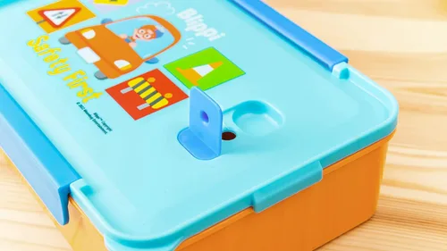 Vista 7 de Zak Designs Blippi Caja Bento de plástico reutilizable con sello a prueba de fugas, asa de transporte, ventilación de vapor para microondas