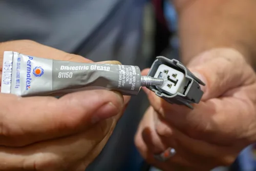Vista 4 de Permatex 81150 grasa dieléctrica de afinación, tubo de 0.33 oz, plateado