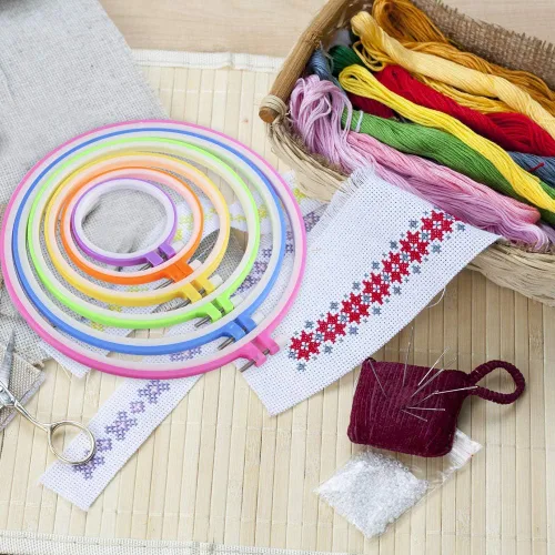 Vista 7 de Caydo 6 aros de bordado y 15 agujas, juego de círculos de plástico para punto de cruz, de 3.4 a 10.4 pulgadas (multicolor)