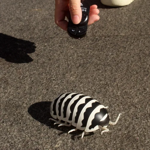 Vista 3 de Tipmant Gusano de control remoto RC Bug realista Pillbug electrónico juguete de broma animal insecto vehículo vehículo niños regalos de cumpleaños