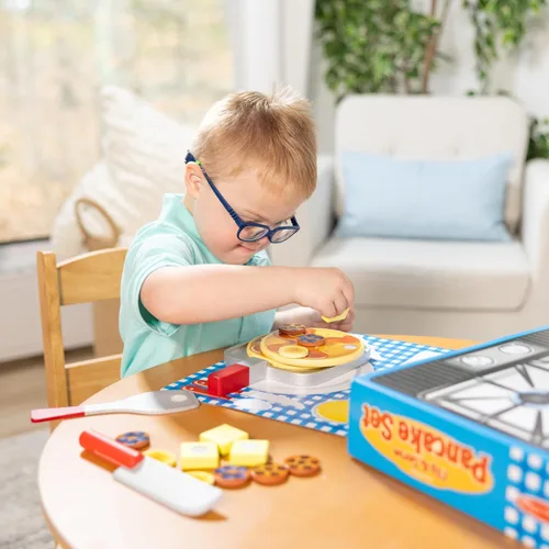 Vista 2 de Melissa & Doug Juego de panqueques Flip and Serve (19 pcs) - Comida de madera para el desayuno