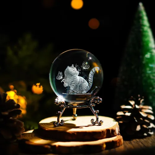 Vista 2 de Bola de cristal de gato 3D para el hogar, cristal grabado con láser, con mariposas, bola pisapapapeles con soporte