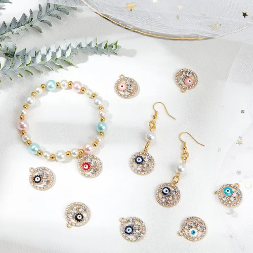 Vista 2 de NBEADS 24 dijes planos redondos con diamantes de imitación de cristal, 6 colores de aleación esmaltada contra el mal de ojo, abalorios planos