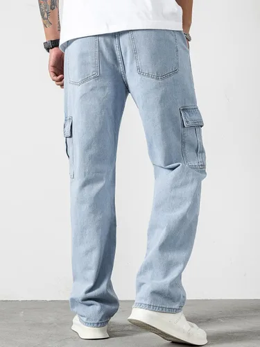 Vista 2 de Jeans para hombre con letras parcheadas con detalle de solapa, bolsillo lateral, jeans cargo para hombres