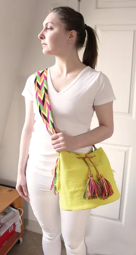 Vista 4 de Bolso de hombro Wayuu en Algodón Amarillo Hecho a Mano de Comercio Justo (Mochila Wayuu de Colombia)