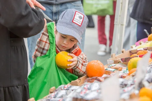 Vista 7 de ChicoBag Bolsa de comestibles reutilizable compacta original con bolsa adjunta y clip de mosquetón, perfecta para compras, viajes, organización