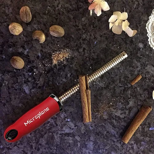 Vista 4 de Microplane Rallador de especias de especialidad: perfecto para nuez moscada y canela, con cubierta de seguridad (rojo)