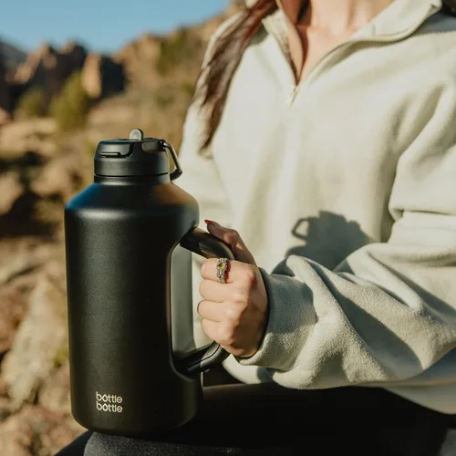 Vista 6 de BOTTLE BOTTLE Botella de agua aislada de 64 onzas con pajita y tapa de doble uso, botella de agua de acero inoxidable para hombres con asa, jarra