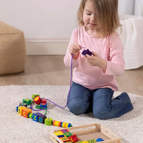 Vista 7 de Cuentas de madera para enlazar Melissa & Doug, actividad educativa con 27 mostacillas y 2 cintas