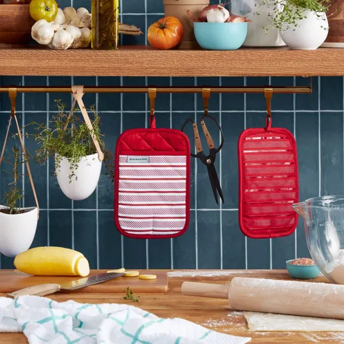 Vista 2 de KitchenAid Albany - Juego de 2 soportes para ollas, color rojo pasión, 7 x 10 pulgadas