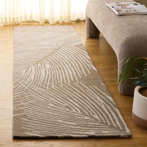 SAFAVIEH Soho Collection Runner Rug - 2'3" x 8', Beige & Ivory, Handmade Wool & Viscose, Ideal for Hallway, Foyer, Bedroom (SOH793A)