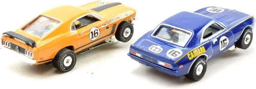 Vista 7 de Auto World/Premium Hobbies T/A Challenge Mustang VS Camaro a escala HO Set de juego de carreras de coche con ranura CP7973