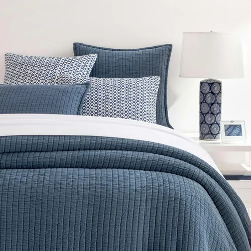 Vista 14 de Pine Cone Hill Funda de almohada Boyfriend Aegean Matelasse, tamaño estándar, patrón sólido azul