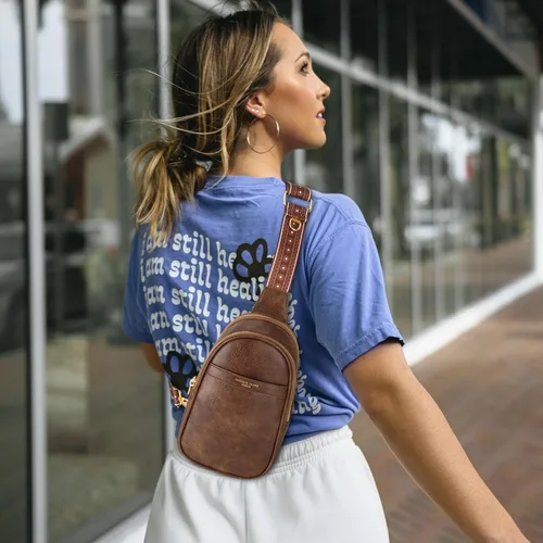 Vista 2 de APHISON Riñoneras pequeñas para teléfono celular, bolso cruzado de cuero vegano para mujer, bolsa de pecho con correa ajustable, 14-café, Moda