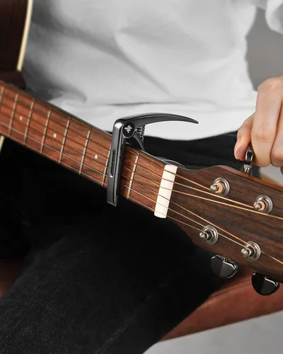 Vista 7 de Donner Cejilla para guitarra eléctrica y acústica DC-2, Ukelele Capo Negro con 4 púas