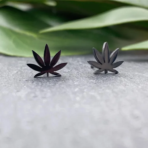 Vista 4 de Pendientes de tuerca de hoja negra de plata para mujer y hombre