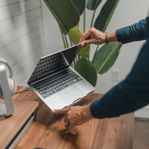 Vista 8 de HumanCentric Elevador de computadora portátil para escritorio en madera de nogal negro y base de aluminio gris espacial, compatible con MacBook