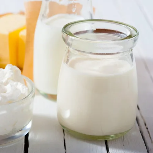 Vista 6 de Pequeñas botellas decorativas de vidrio con tapas de corcho, mini tarro de yogur masón de 3.4 onzas, juego de 40, ideal para recuerdos de boda