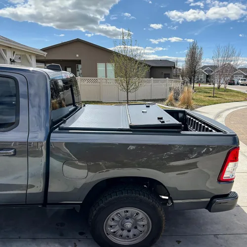 Vista 7 de YITAMOTOR - Funda rígida de triple pliegue para tonneau de camioneta de 5.8 pies, compatible con GMC Sierra 1500 y Chevy Silverado 2007 al 2013