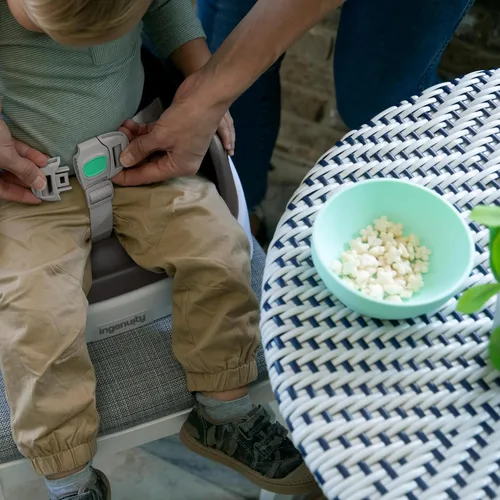 Vista 4 de Asiento elevador Ingenuity SmartClean para silla de cocina – Ligero para llevarlo a todas partes, fácil de limpiar, correa de arnés de 3 puntos