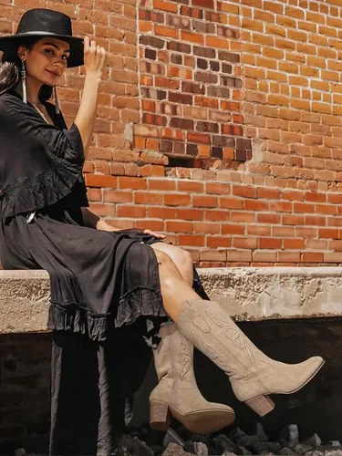 Vista 2 de SHIBEVER Botas vaqueras para mujer Medio Botas vaqueras negras de pantorrilla ancha con bordado occidental de tacón alto con punta redonda