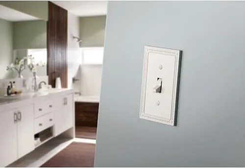 Vista 2 de Embellecedor para interruptor de pared Franklin Brass de diseño clásico de bolitas, embellecedor de interruptor, marco de interruptor