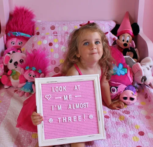 Vista 53 de Letrero de fieltro morado para el regreso a clases con marco blanco de madera rústica, letrero de tablero de letras de granja con soporte, mensaje