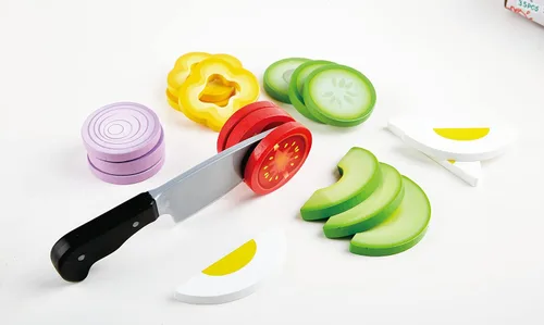 Vista 2 de Hape Juego de ensalada de madera saludable 39 piezas de juego de ensalada de simulación con utensilios e ingredientes para niños pequeños a partir