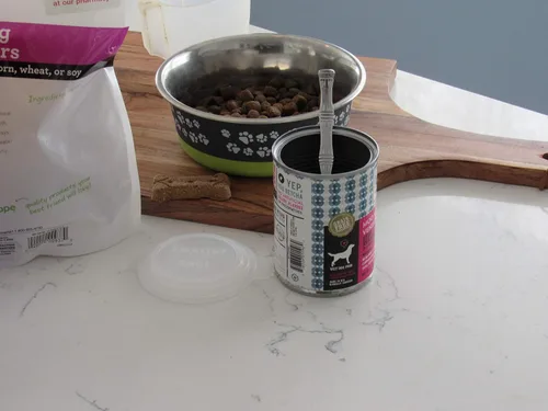Vista 3 de Smarter-Seal, Cubiertas para latas de comida para mascotas, tapas universales para latas, paquete de 4, color transparente, para comida de perros