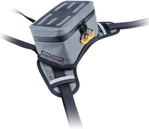 Vista 5 de Bolsa de tanque enrollable Giant Loop Buckin' Roll, pequeña bolsa impermeable para tanque de motocicleta, capacidad de 1.5 litros, se adapta a