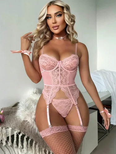 Vista 3 de WDIRARA Conjunto de lencería sexy para mujer, conjunto de lencería de encaje floral con 1 par de medias de red