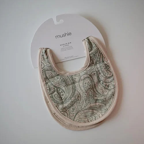 Vista 2 de mushie Babero de muselina para bebé, algodón suave para goteos, babas y alimentaciones infantiles, ajuste ajustable, paquete de 2