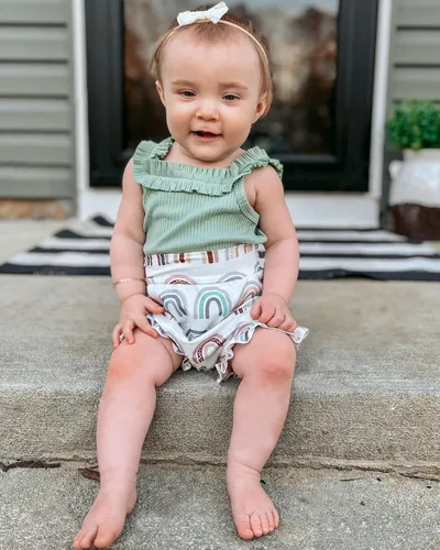 Vista 2 de ZZUYFI Conjunto de ropa de verano para bebé recién nacida, conjunto de ropa de verano con estampado floral, mameluco con cordón y diadema corta