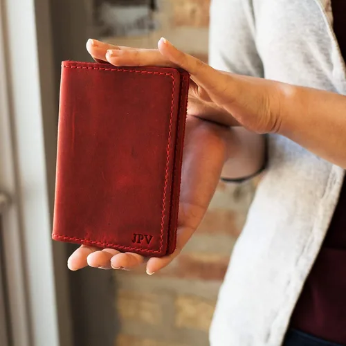 Vista 11 de PEGAI Funda de cuero personalizada para pasaporte, cartera esencial de viaje Funda de viaje rústica 100% suave al tacto, imprescindible para gris