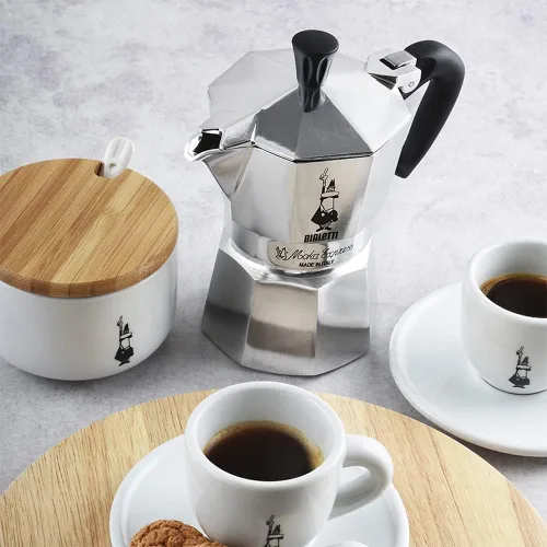 Vista 2 de Bialetti Moka Express Cafetera de espresso con filtro sobre mesada, Plateado