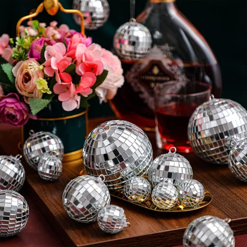 Vista 2 de Sumind 50 bolas de discoteca decorativas plateadas con espejo para colgar, decoración reflectante surtida, para bodas, bailes, festivales de música