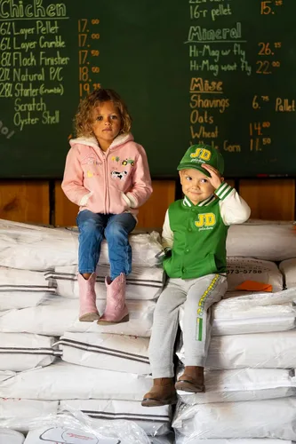Vista 4 de John Deere Paquete de 3 gorras de béisbol surtidas para niños de 2 a 4 años
