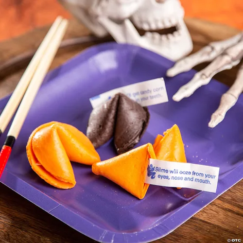 Vista 3 de Fun Express Galletas de la fortuna de Halloween a granel, paquete de 50 – Galletas naranjas y negras envueltas individualmente con fortunas