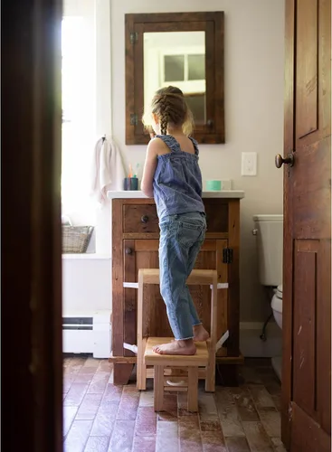 Vista 2 de Fold 'N Store Taburete para niños pequeños, taburete de madera para cocina y baño, ayudante plegable para lavado de manos, cepillado de dientes