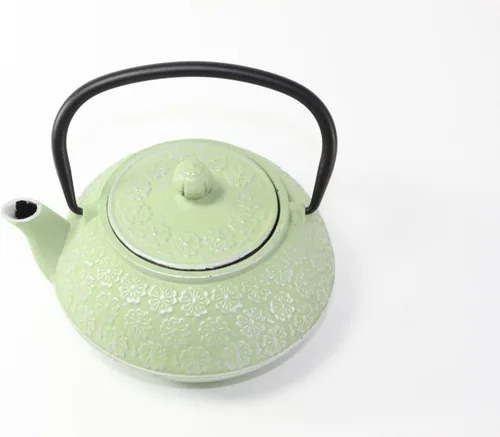 Vista 4 de Tetera japonesa antigua de hierro fundido, 24 onzas líquidas, tetsubin con infusor de té y salvamanteles