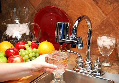 Vista 2 de Instapure Sistema completo de filtración de agua del grifo F5 (cromo con tapa cromada)