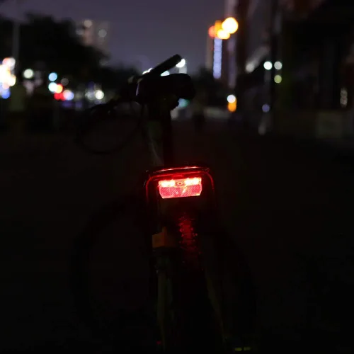 Vista 7 de Luz trasera para portabicicletas con 2 modos constante e intermitente, luz trasera de bicicleta fácil de instalar en el estante de carga, ajuste